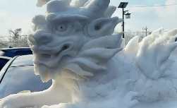 栩栩如生！浙江一理发师用雪雕出“招财貔貅”