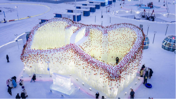 浪漫！冰雪大世界建了超大玫瑰冰瀑