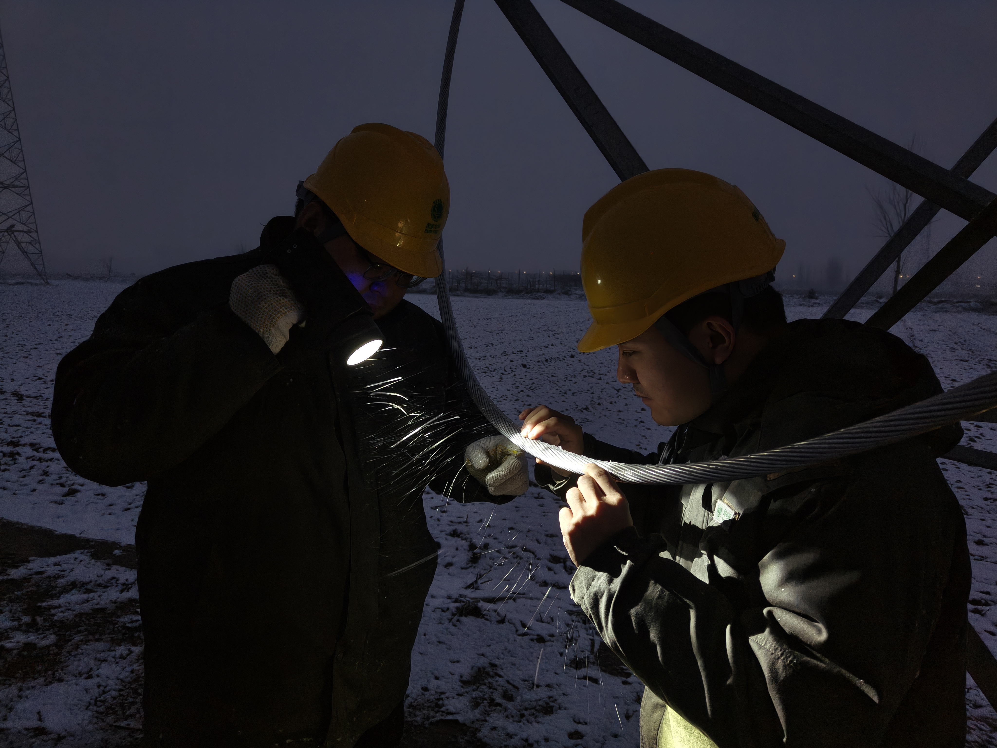 风雪守岁 电暖新年 国网周口供电公司全力护航跨年夜万家灯火