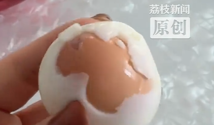 女子吃鸡蛋惊现蛋中蛋 当事人：第一次见 扔掉未吃