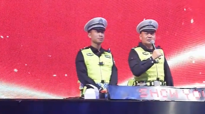 交警“空降”酒吧喊麦：开车不喝酒，喝酒不开车