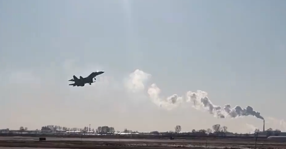 歼-16冒着零下30℃恶劣环境升空