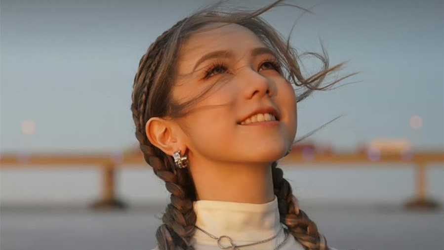 邓紫棋所著科幻小说《启示路》入围银河奖