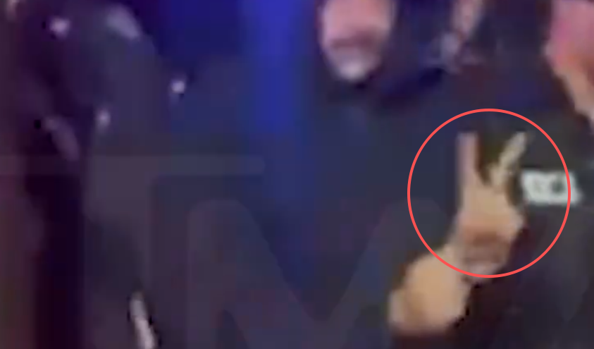 委内瑞拉总统马杜罗被押送抵达纽约，对镜头比“剪刀手”