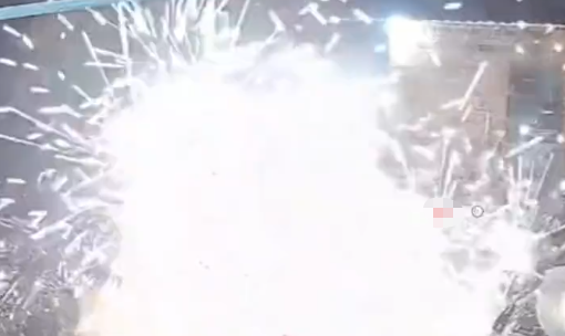 男子放烟花周围四辆车遭殃！当事人：回看监控觉得很危险