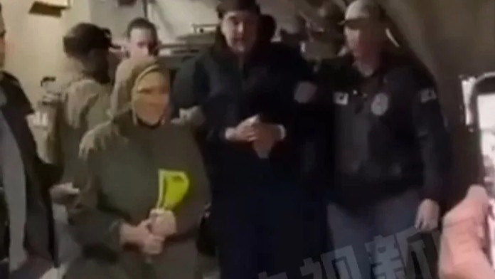 美方发布疑似马杜罗被押送的视频