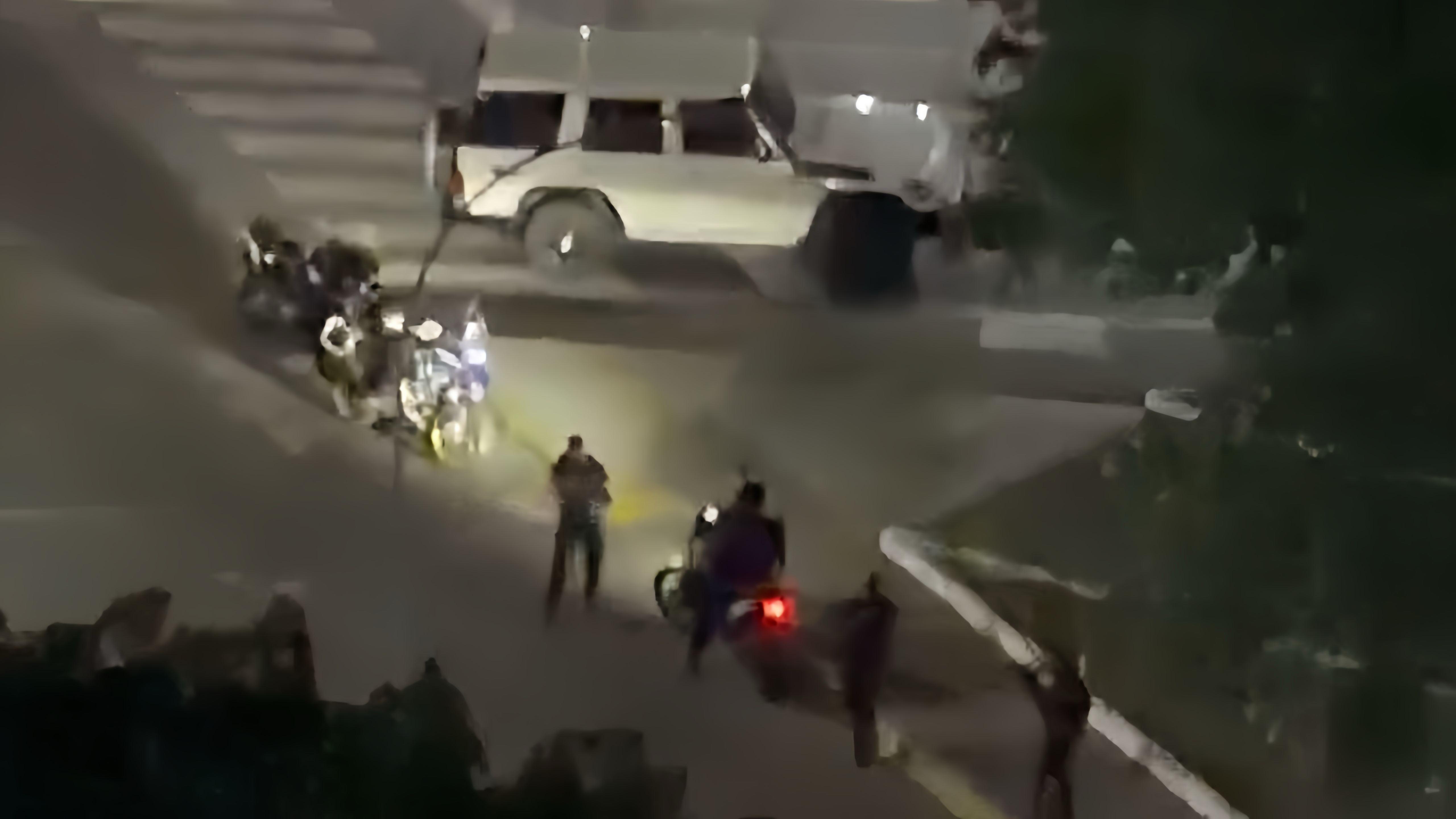 委内瑞拉华裔讲述美军突袭后现状：民众囤物资 部分地区停电