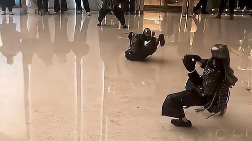 机器人元旦表演武术，回旋踢时将同伴踹飞二里地