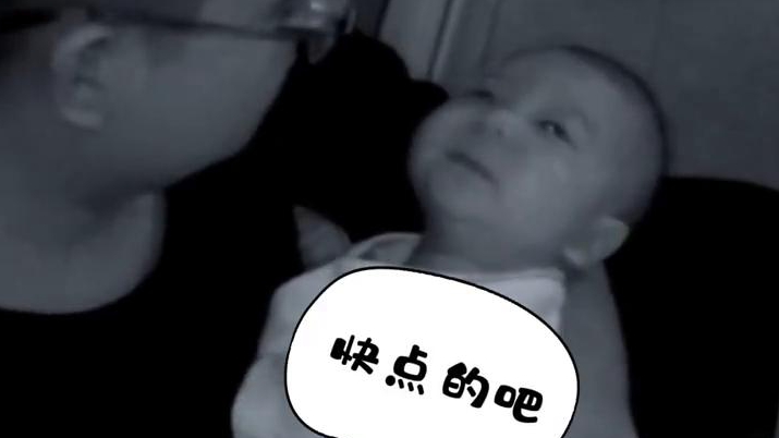 “你困了还是饿了”“我饿了”47天大的宝宝开口跟爸爸对话