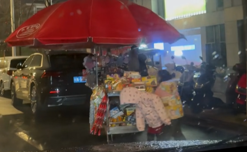 雨雪夜7岁女孩鞠躬被人民日报关注