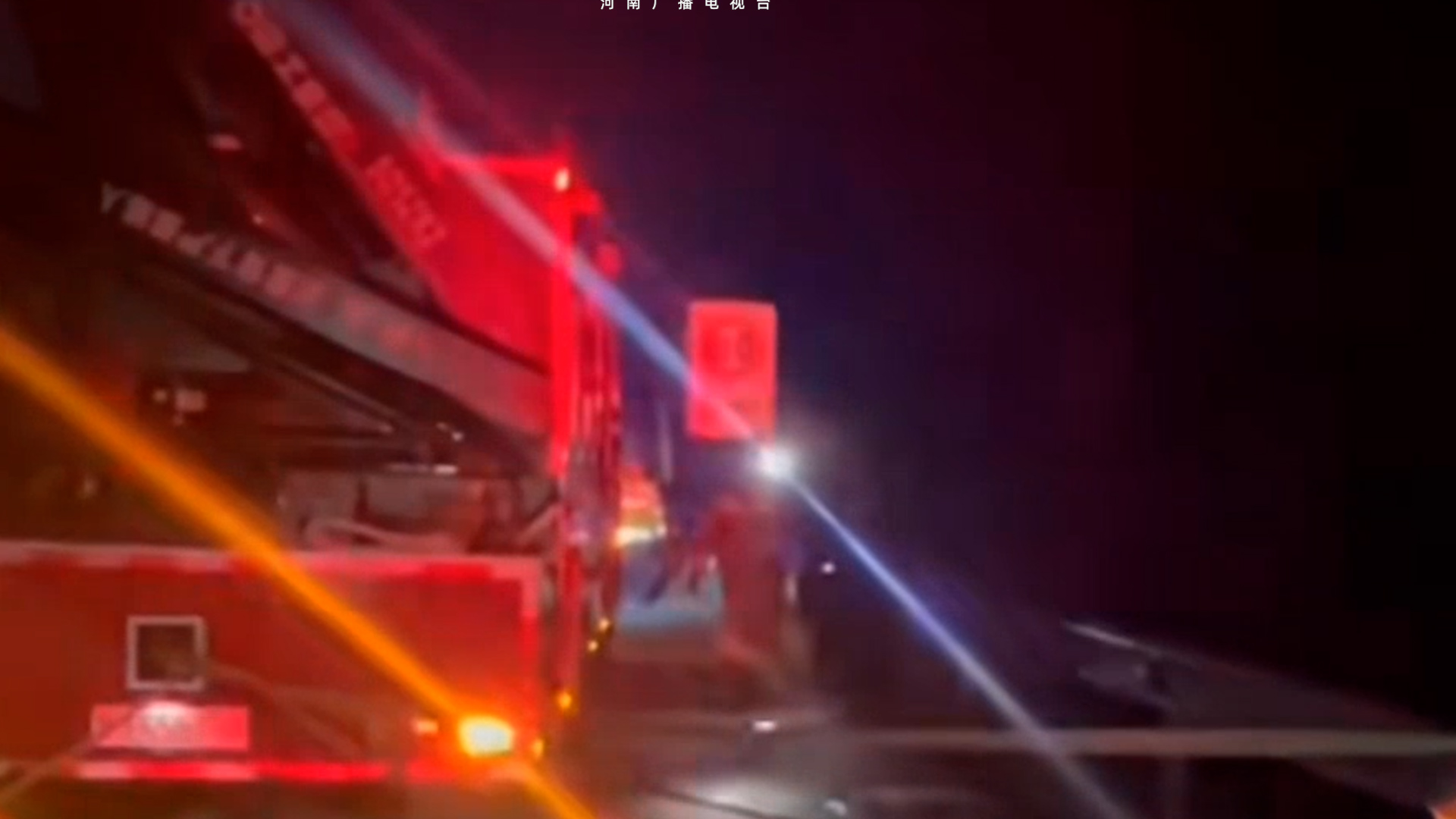 高速追尾一人被困，消防紧急破拆救援