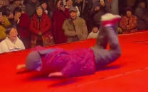 “霹雳老奶”皮下竟是50岁大叔