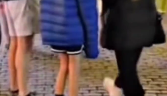 哈尔滨零下20℃外国游客光腿穿短裤