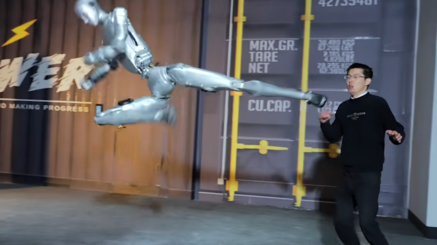 宇树机器人腾空侧踢，吓得老板王兴兴连连后退