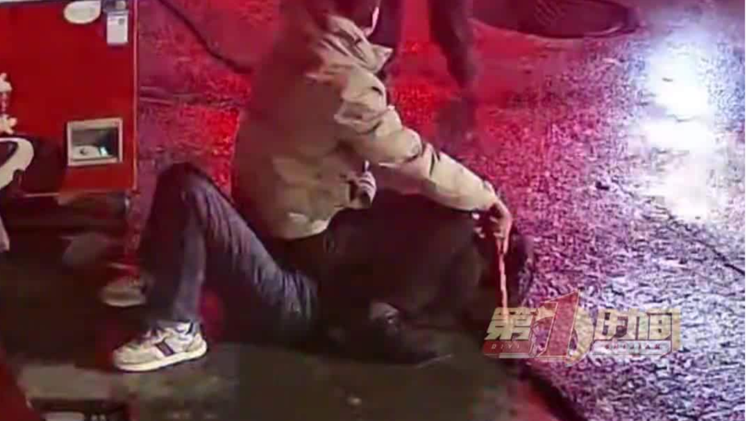 男子盯上超市外冰柜连偷7次饮料 老板蹲守2天抓住