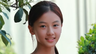 因颜值走红的15岁素人女孩“七七”签约经纪公司