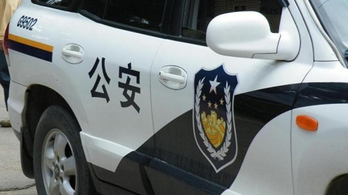 微信群兜售烟花爆竹 警方现场查获150箱