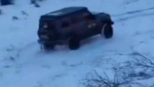 女子自称网红驾车碾压草场，扬言车有全险要撞死牧民