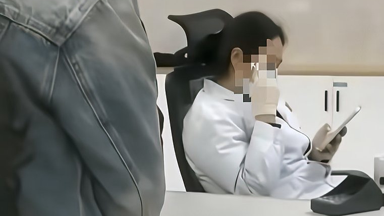 医院收费员玩手机多人排队待缴费，医院回应