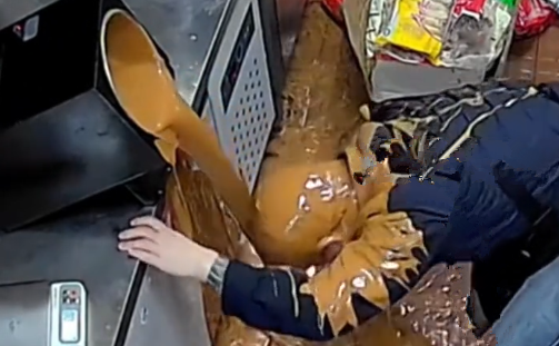 广州一冒菜店员工脚滑，整桶麻酱淋头上，老板：洗了一个小时