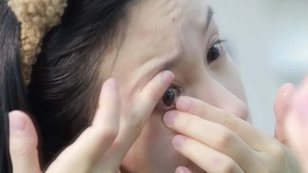 女子患流感5天不摘隐形眼镜近乎融化，医生提醒