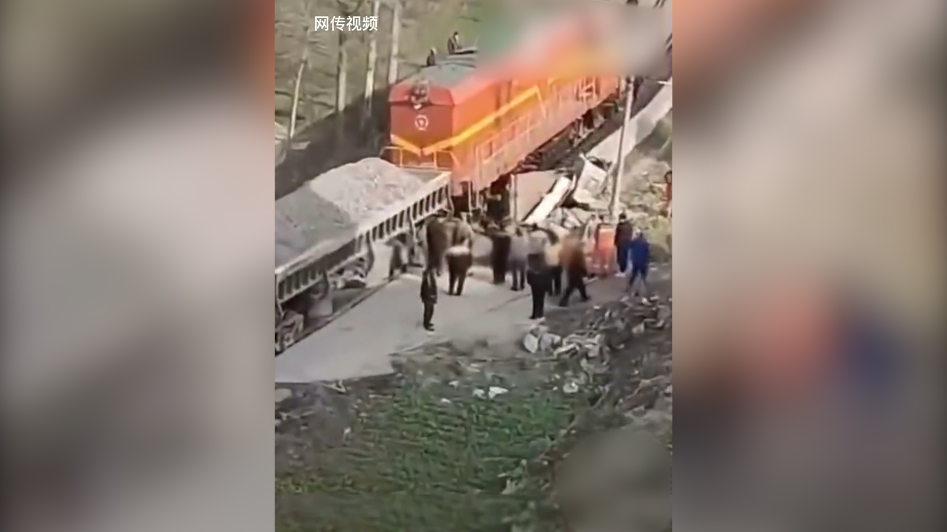 巩义一货车与火车相撞 应急回应：货车司机强行通过受伤送医