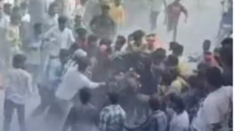 印度斗牛失控袭击人群致多人受伤，众人合力制服未果场面混乱