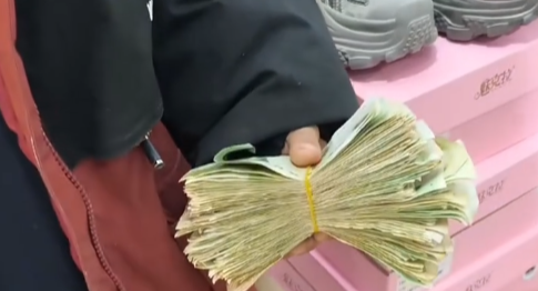 11岁男孩攒了半年1元纸币，想为妈妈买双舒服的通勤鞋