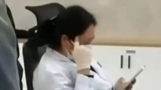 医院通报收费员玩手机致多人排队：情况属实，已待岗处理！