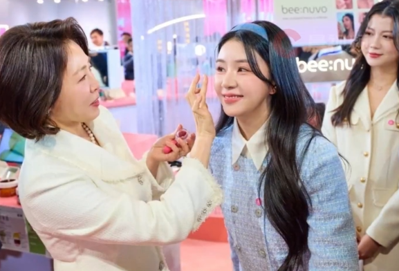 女团中国籍艺人曹璐和李在明夫人体验韩妆
