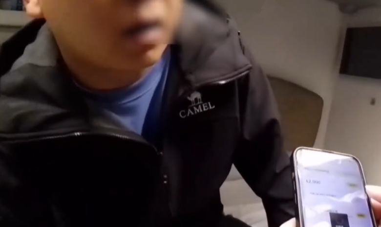 央视曝光机票退改签诈骗，骗子称退300转手划走男子20万