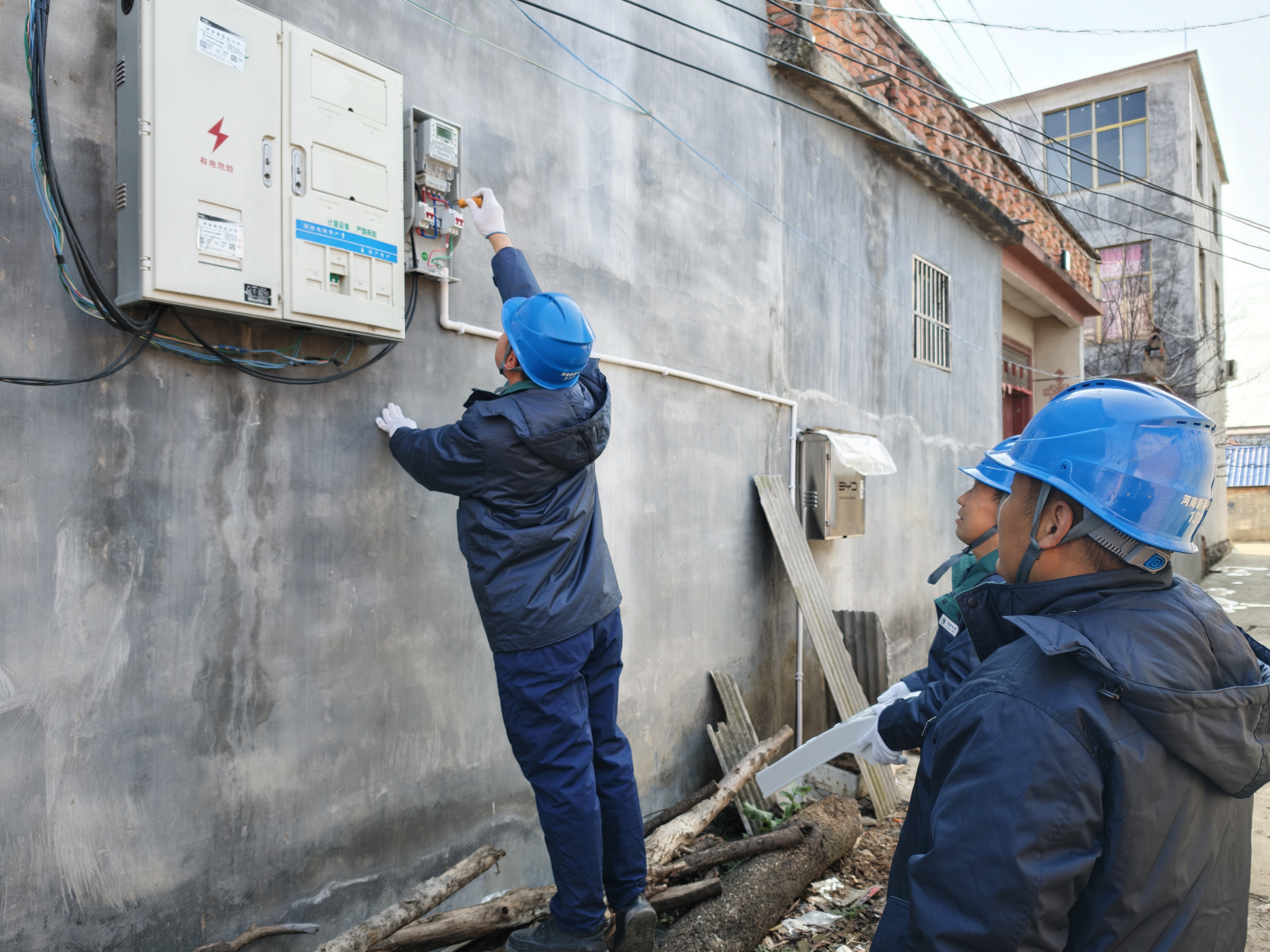 国网新蔡县供电公司:上门“问诊”解民忧 贴心服务护绿行