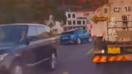 浙江温州一酒水车被指双标：遇到交警不洒 遇到行人正常洒