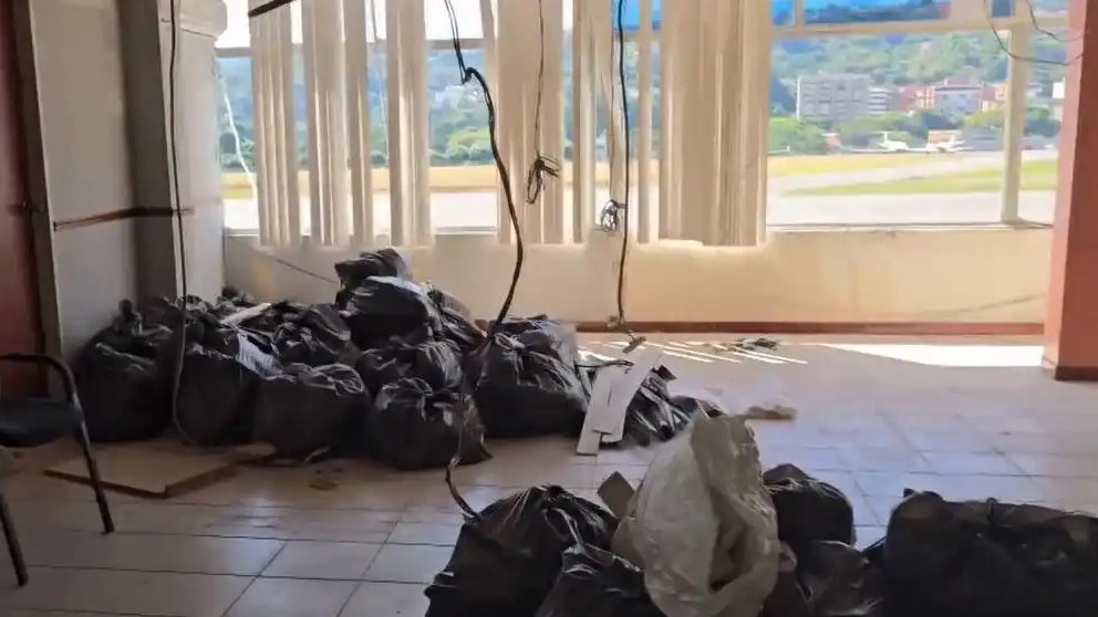 委空军基地遭美袭击后，导弹碎片四散