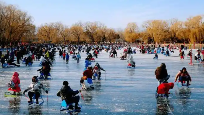 圆明园冰场现“贪吃蛇大作战”：带过最大团队是圆明园滑冰队