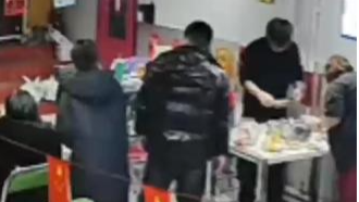 女子在饭店弄丢4万元戒指崩溃大哭，老板徒手从厕所里掏出