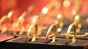 女子体验“免费洗金镯”，20多秒少了4.87克！法官提醒