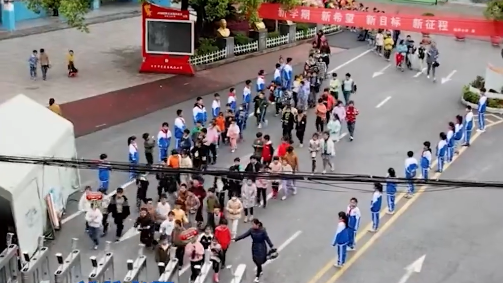 重庆一小学将低年级上学时间调到9点