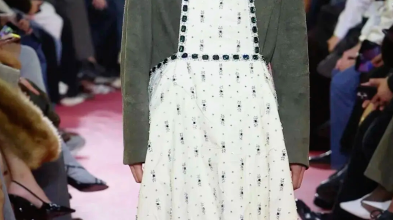 看不懂！一条镶钻围裙卖152000元，网友：大型社死现场