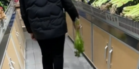 大妈以为芹菜按斤卖不停甩水，结果白忙活一场