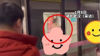 武汉地铁二号线车厢内惊现裸男？地铁客服：已联动警方处置