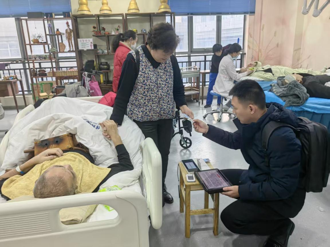 工行信阳政和支行：践行为民宗旨 服务特殊群体