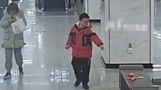点赞！地铁站座椅上有近万元，小学生飞奔喊人