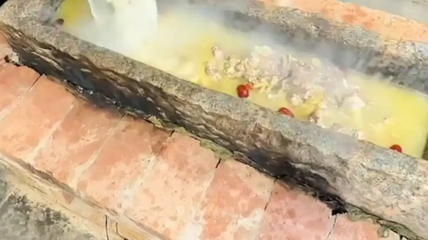 湖南永州餐馆“石槽火锅”走红，被网友调侃神似“猪食槽”