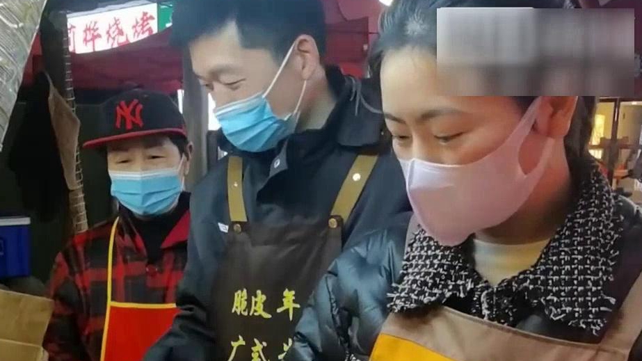 夫妻档小吃摊年入百万，丈夫：结婚时身无分文，感谢妻子陪伴