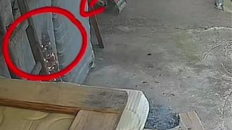 现实版“死神来了”，随手扔的烟头隔空点燃屋子