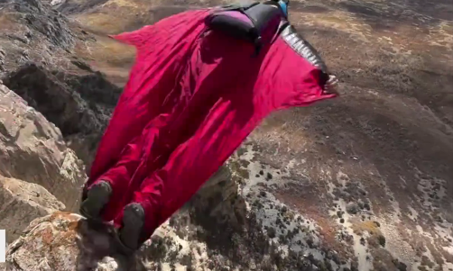 一翼装飞行员跃下不到10秒撞上岩石 搜救一小时后发现遗体