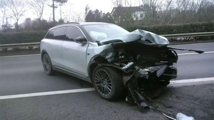 司机开辅助驾驶，高速上酣睡20多公里撞上护栏