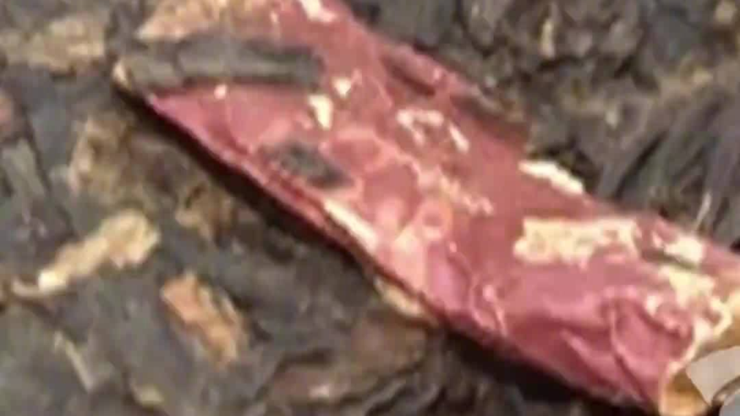 男子网购茶饼藏着吸剩烟头 商家回应：这是正常老茶独有现象