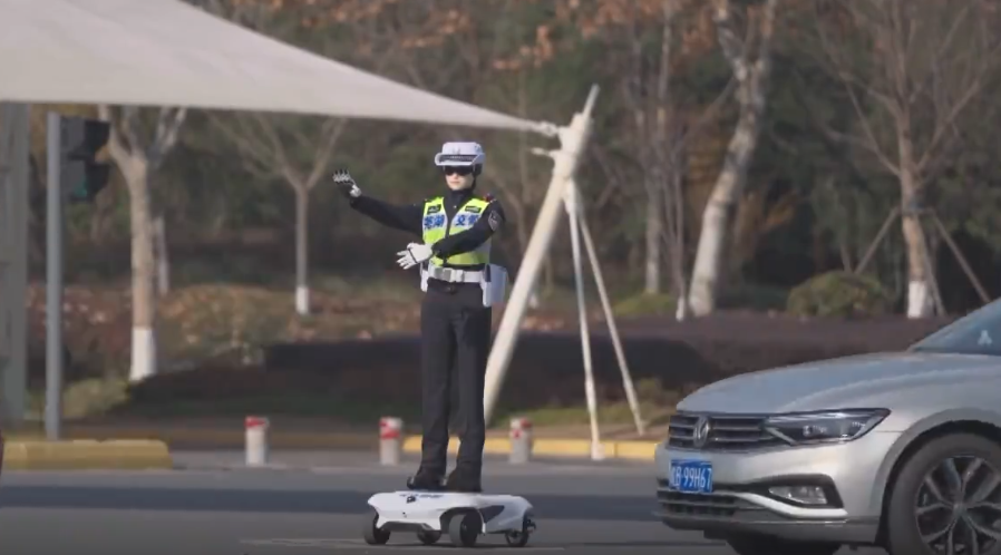 机器人交警上岗实习，配备6个摄像头1个雷达